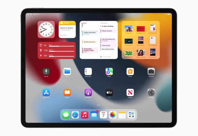 Apple Designs Foldable iPhone Interface to Echo iPad Experience