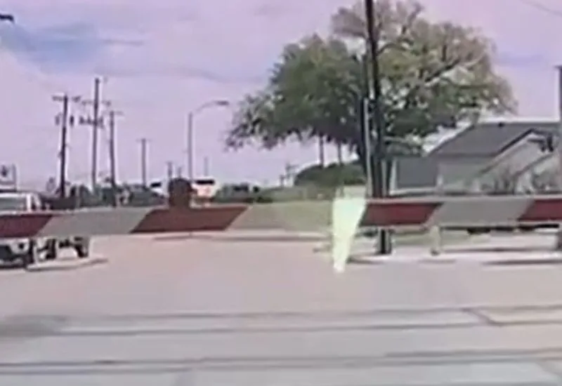 Tesla Autopilot Nearly Leads Vehicle into Oncoming Train at Closed Railroad Crossing
