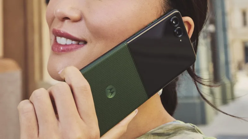 Motorola Launches Global Razr 70 Plus with Snapdragon 8s Gen 3 and Dual 50MP Cameras