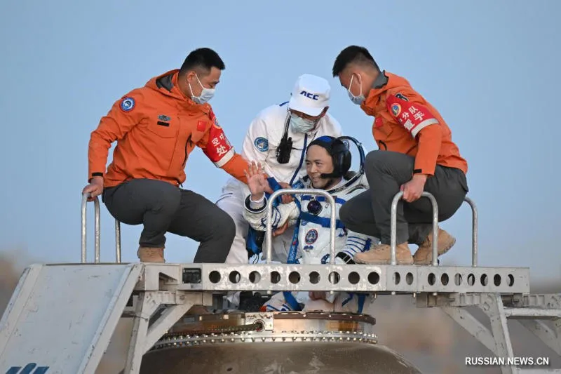 Chinese Taikonauts Return Safely to Earth Aboard Shenzhou-22 After Extended Mission