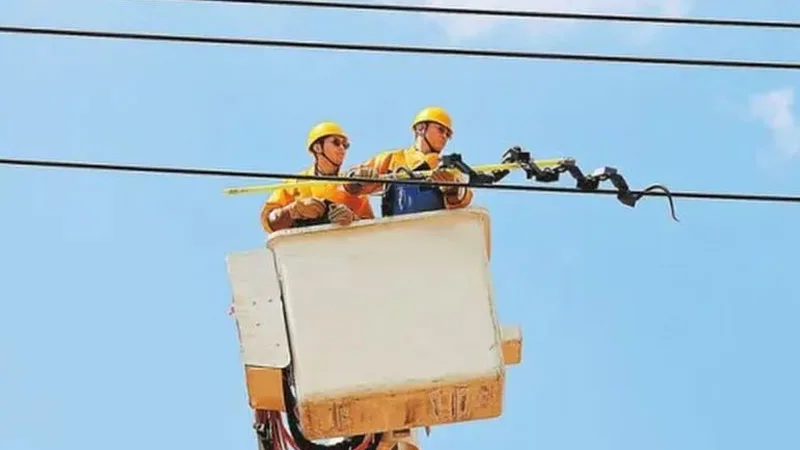Chinese Utility Deploys Snake-Like Robot to Inspect High-Voltage Power Lines